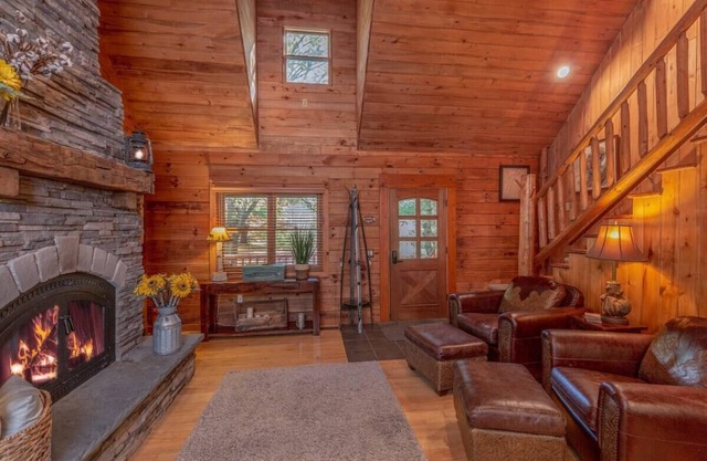 Torch Lake|Fall Colors, Cozy Firepit, Golf, Wine