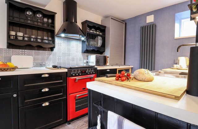 TOWER END COTTAGE, pet friendly, with open fire in Melton