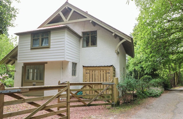 TOWER LODGE, pet friendly, character holiday cottage in Lochawe