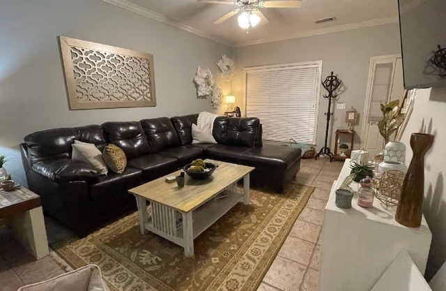 Townhome: 2 Bedrooms, 2.5 Baths, Close to Campus