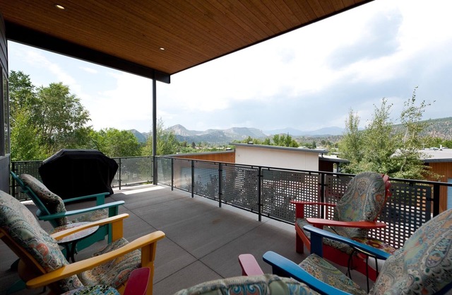 Townhome with Awesome Views - 1 Mile to Downtown - 30+ Day Stay Required