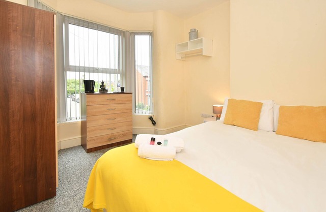 Townhouse @ 178 Ruskin Road Crewe - Superior Studio With TV