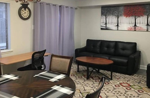 Townhouse, 2 bdrm, 2.5 bthrm, 2 qn bds/2 levls