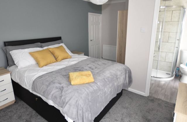 Townhouse @ 32 Penkhull New Road Stoke - Ensuite