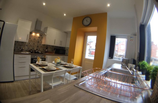 Townhouse @ 87 Walthall Street Crewe - Whole 5 Bedroom House