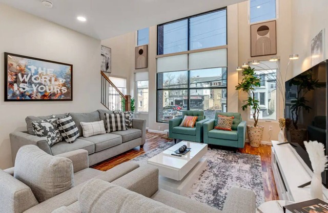 Townhouse - Urban Living with Rooftop Deck!