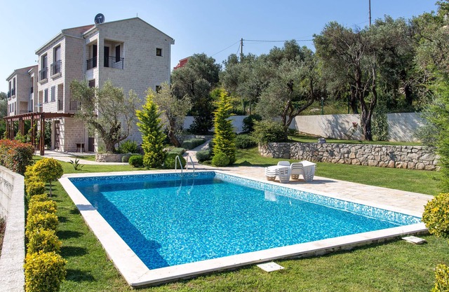 Townhouse Virginia with big yard and pool in a quiet place