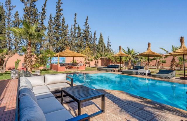 Très Belle Villa à 2km du Centre de Marrakech sur la rte d Ourika Avec 4 Suites