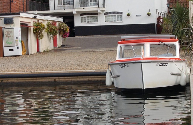 Tracara in Horning, riverside location sleeps 8. Family & Pet friendly.