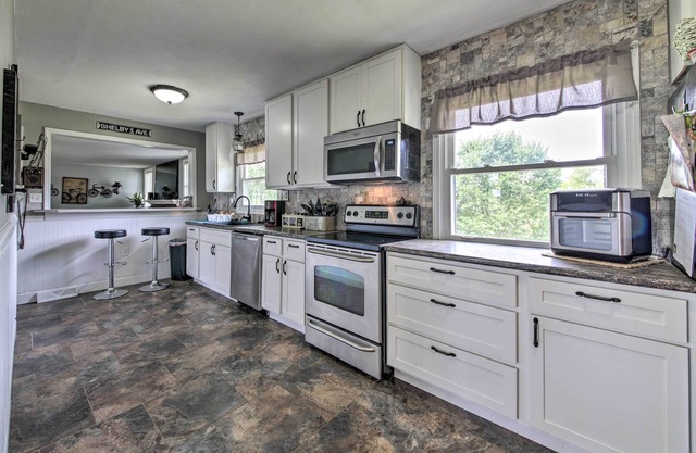 Traditional Country Home in De Soto w/Yard!