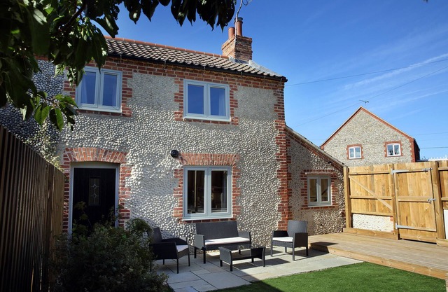 Traditional flint cottage with HOT TUB, 2 mins from secluded beaches & pub!
