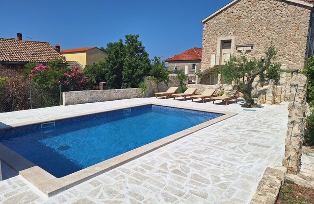 Traditions stone house, minutes from the beach