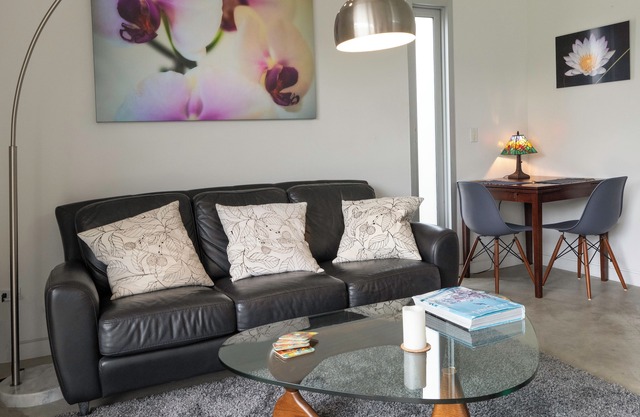 TRANQUIL AND CONTEMPORARY SECLUDED GUEST HOUSE, VENICE CA