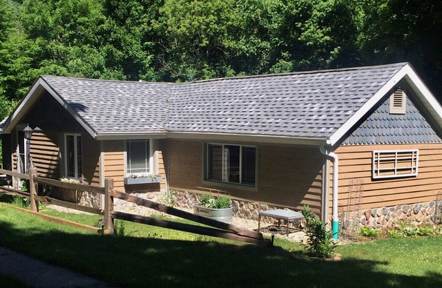 Tranquil and Spacious Cottage close to South Haven Beaches and Downtown