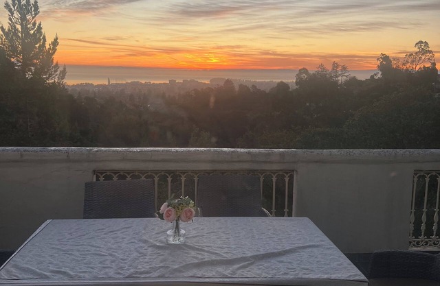 Tranquil Big and Bright 3-bedroom Burlingame Hills View Home