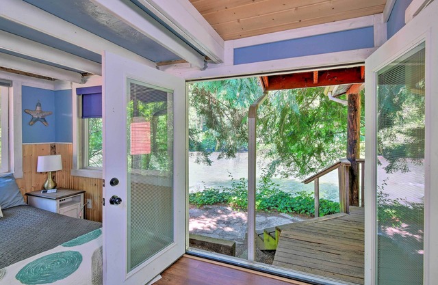 Tranquil + Cozy Yelm Cabin Along Nisqually River!