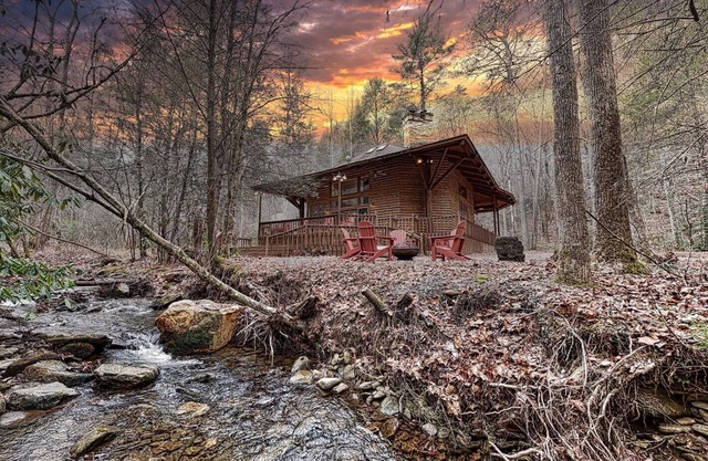 Tranquil creekside modern mountain cabin. Hike, fish, tube or just relax!