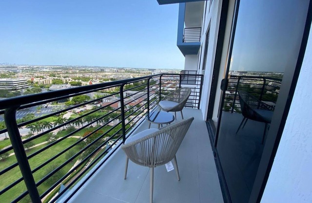 Tranquil Doral Retreat: Spacious Gem