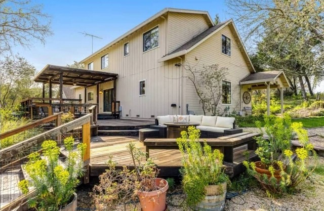 Tranquil Healdsburg Escape | Near Wineries & Plaza