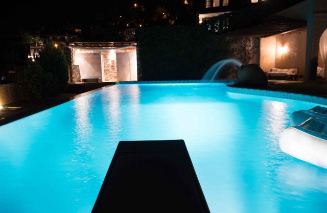 Tranquil Infinity Pool Getaway (private jacuzzi and steam bath, pool, garden, sea and city views)