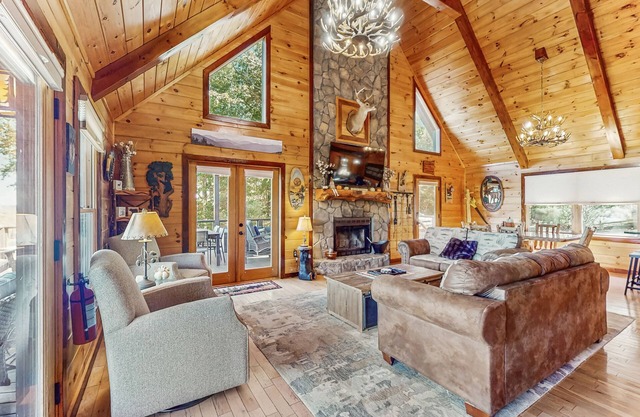 Tranquil mountain cabin with stunning views, hot tub & dog friendly