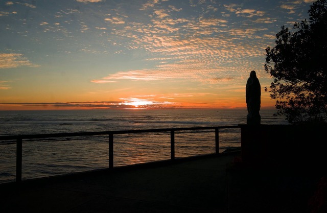Tranquil Oceanfront Retreat with Breathtaking Views