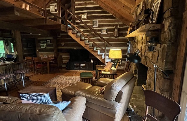 Tranquil retreat, log home with lovely stream, Hillsville/Floyd VA