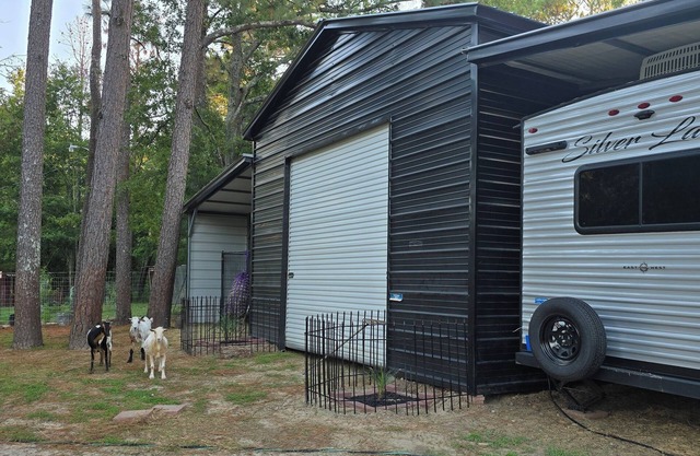 Tranquil RV in charming Aiken in private paddock with room for your horses.