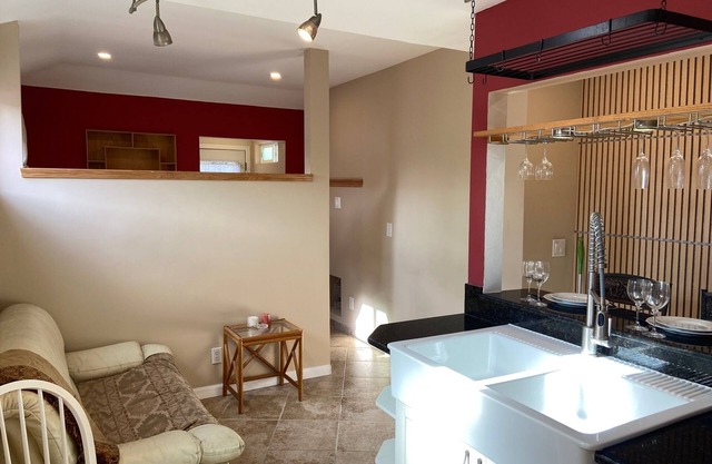 Tranquil studio 2 blocks from Tourmaline surf park and beaches