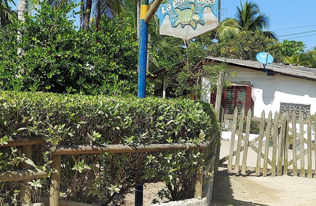 Tranquilidad/Playa semi privada/Peaceful/Semiprivate Beach.