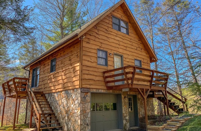 Tranquility: 2 BR, 1.5 BA Cabin/Bungalow in Lansing, Sleeps 5
