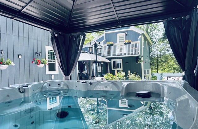 Tranquility in 3br House Pocono Mountains Private Pool, Sauna,Hot tub, game room