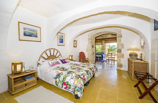 Tranquillity Suite in an amazing 400-year-old self-catering farmhouse with pool