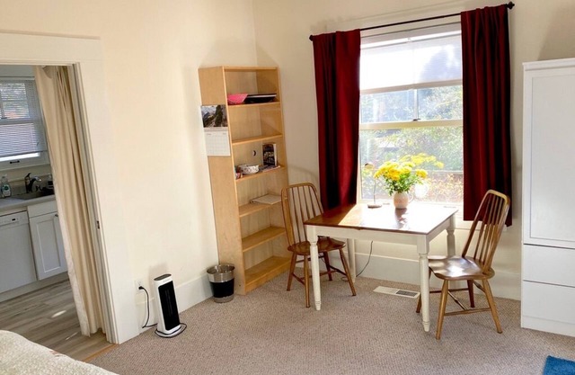 Traquil refuge 1 bedroom guesthouse in wonderful Sebastopol