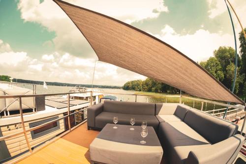 TraumZeitBoot Heidi - exklusiver Festlieger in perfekter Lage am Scharmützelsee Bad Saarow