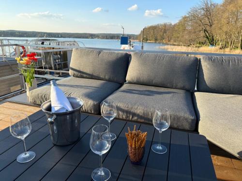 TraumZeitBoot Helmut - exklusiver Festlieger in perfekter Lage am Scharmützelsee Bad Saarow