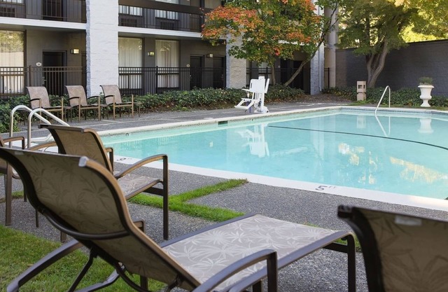 Travel Destination! Onsite Parking and Pool, Near Bellevue Downtown Park