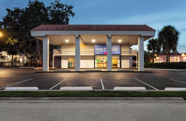 Travelodge by Wyndham Orlando Lake Buena Vista South