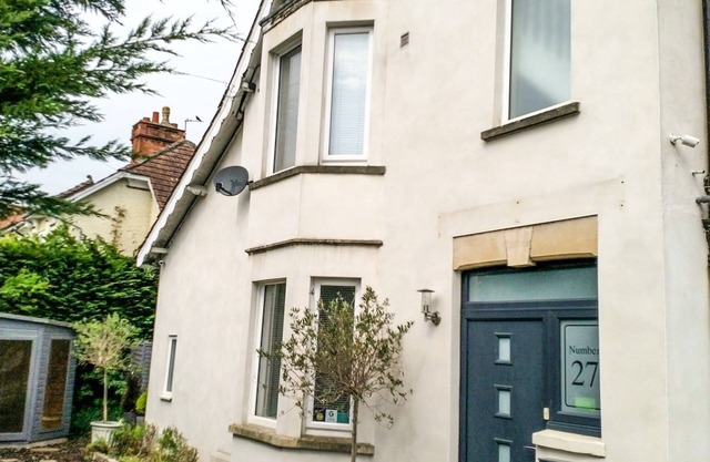 TREE OF LIFE HOUSE, NUMBER 27 BERE LANE, pet friendly in Glastonbury