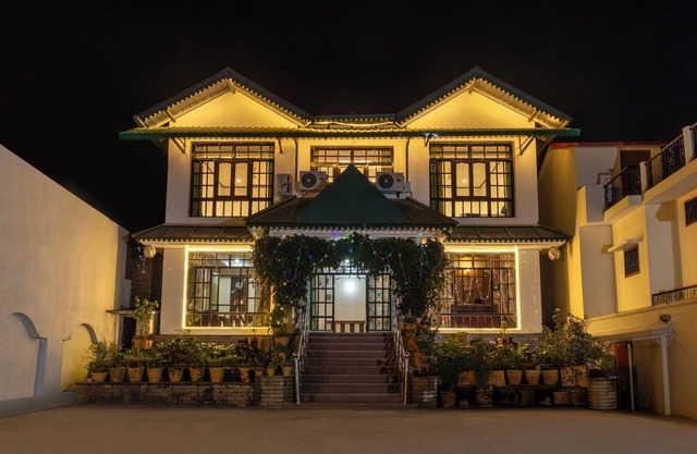 Treebo Spring Birds - Kainchi Dham