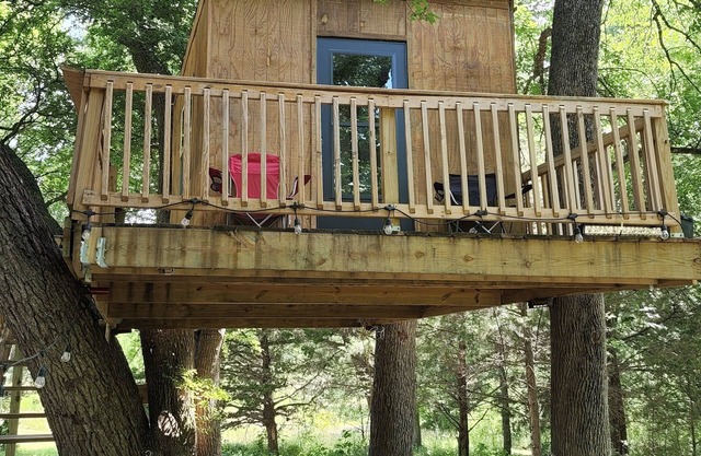 Treehouse on the Creek in Sherman TX. W/Heat & A/C. A Country getaway !