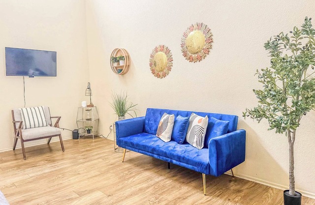 Trendy 2 level Loft Downtown parking incl.