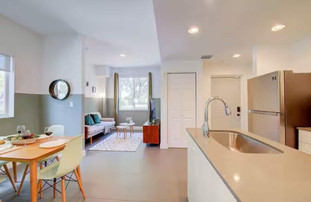 Trendy Elevated Apt 1BR/2BA - Wynwood near Beach!