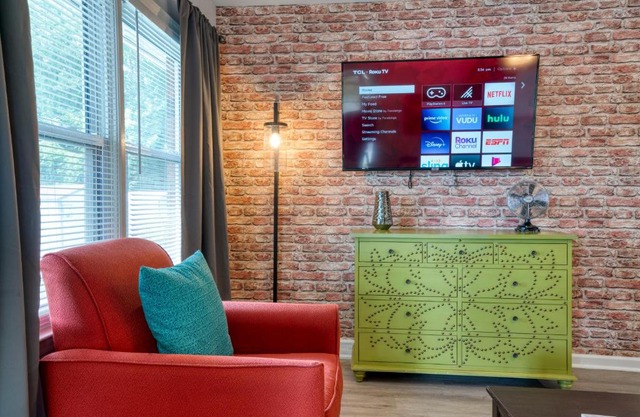 Trendy Escape ◉ California King bed awaits!