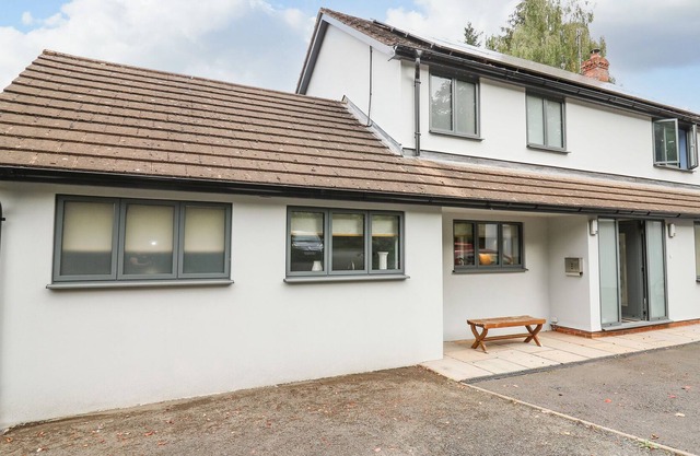 TREVONNEN, family friendly, with open fire in Llyswen