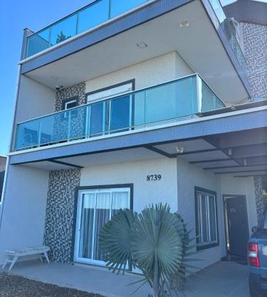 Triplex de Frente para o Mar com Piscina Privativa