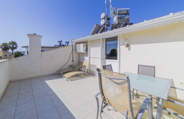 Triplex Villa w Terrace and Garden 15 min to Beach