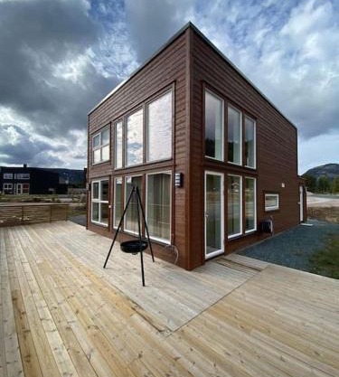 Trivelig og nylig oppført hytte med innendørs peis