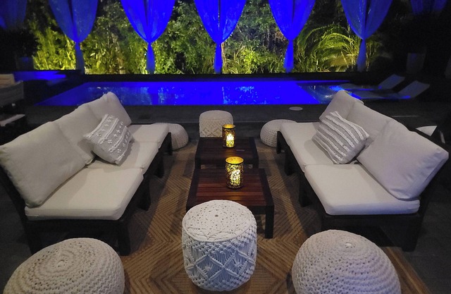 Tropical 4-bedroom Oasis on the river with Pool and Jacuzzi in Bonita Springs