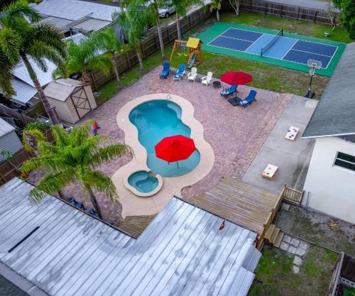 Tropical Oasis- Pickleball, Pool, Hot Tub- 15 min to beach